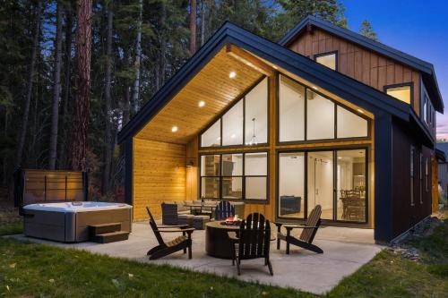 Wildwood Cabin at Suncadia Hot Tub Firepit BBQ Gourmet Kitchen Fireplace Smart TVs Hi speed Wi Fi Secluded — 4-Star Luxury Hotel in Cle Elum, United States