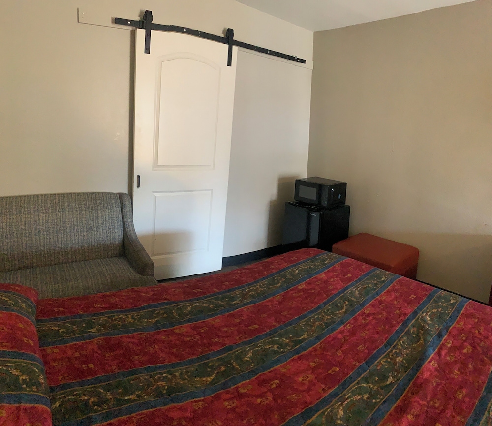 Stadium Inn & Spas - photo 12