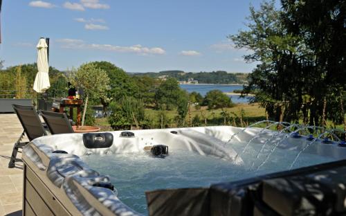Gites Domaine du Charouzech — hotel in Salles-Curan
