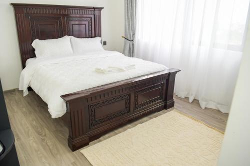 comfort three bedroom apartment with Dsq a Gym rooftop football pitch coffee house restaurant garden and child play area