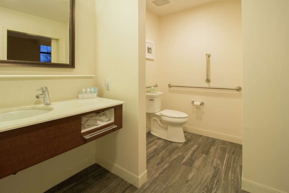 Hampton Inn & Suites Cazenovia - photo 24