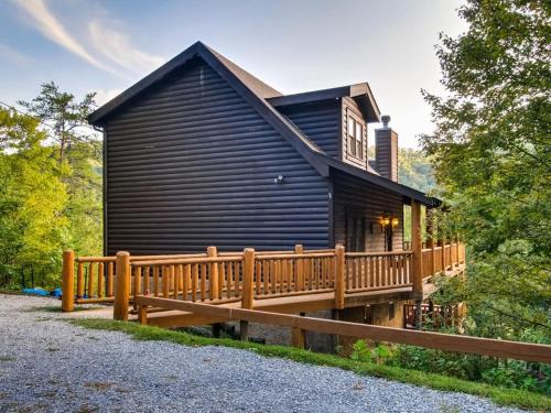 Bearadise Ridge A rustic cabin in the heart of Wears Valley just 4 miles from the GSMNP entrance — 4-Star Luxury Hotel in Sevierville, United States