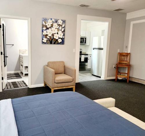 Blue Door House Grand Studio — 4-Star Luxury Hotel in Lakeland, United States