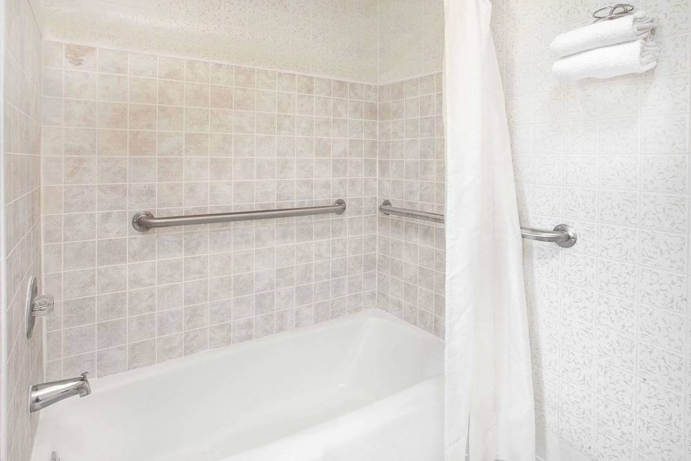 Knights Inn Grand Blanc - photo 16
