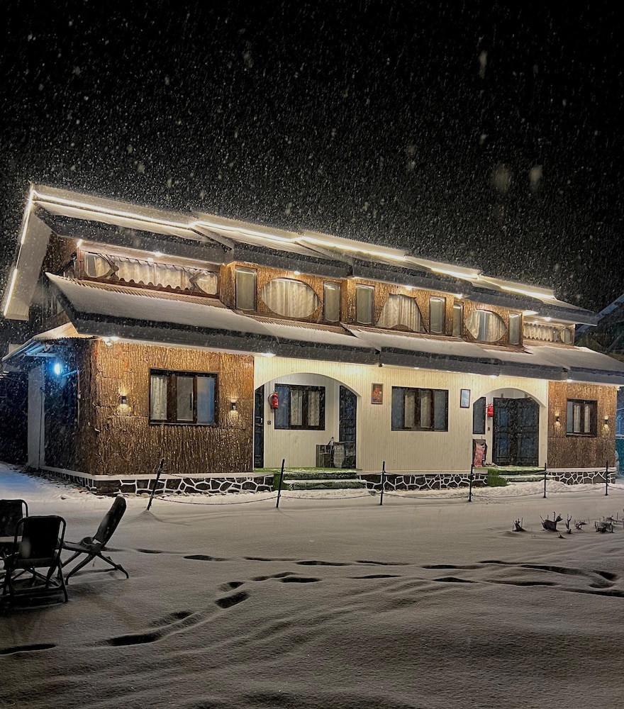 Waterfront Pine Pahalgam in Anantnag, India