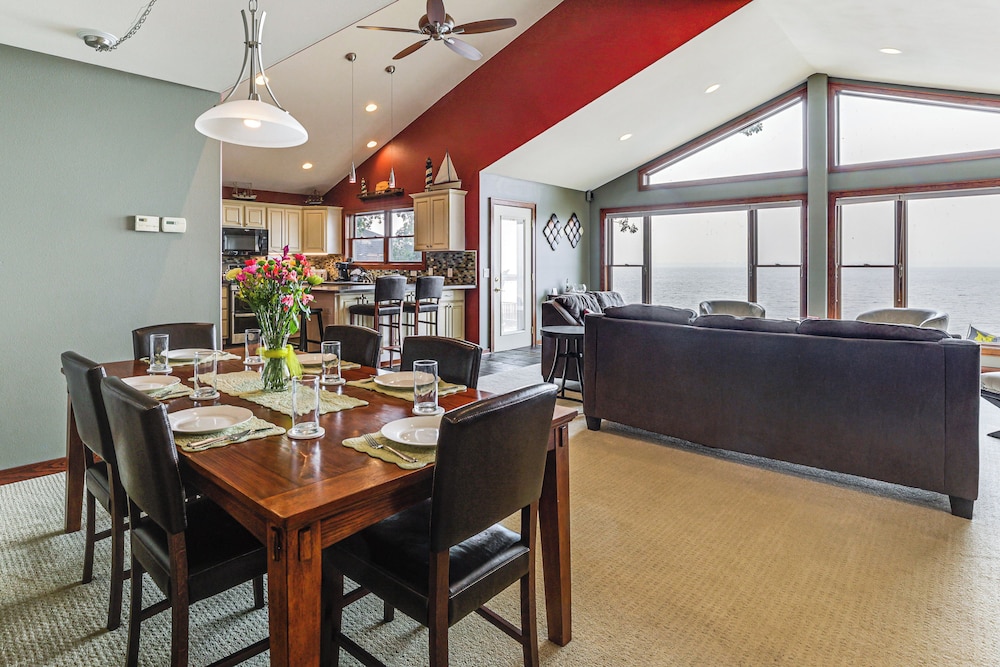 Spacious Edgerton Home W Private Beach And Views 17236710 — Edgerton
