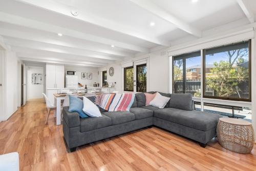 Dromana Beach Holiday House 3 minutes to the sand — 4-Star Luxury Hotel in Safety Beach, Australia