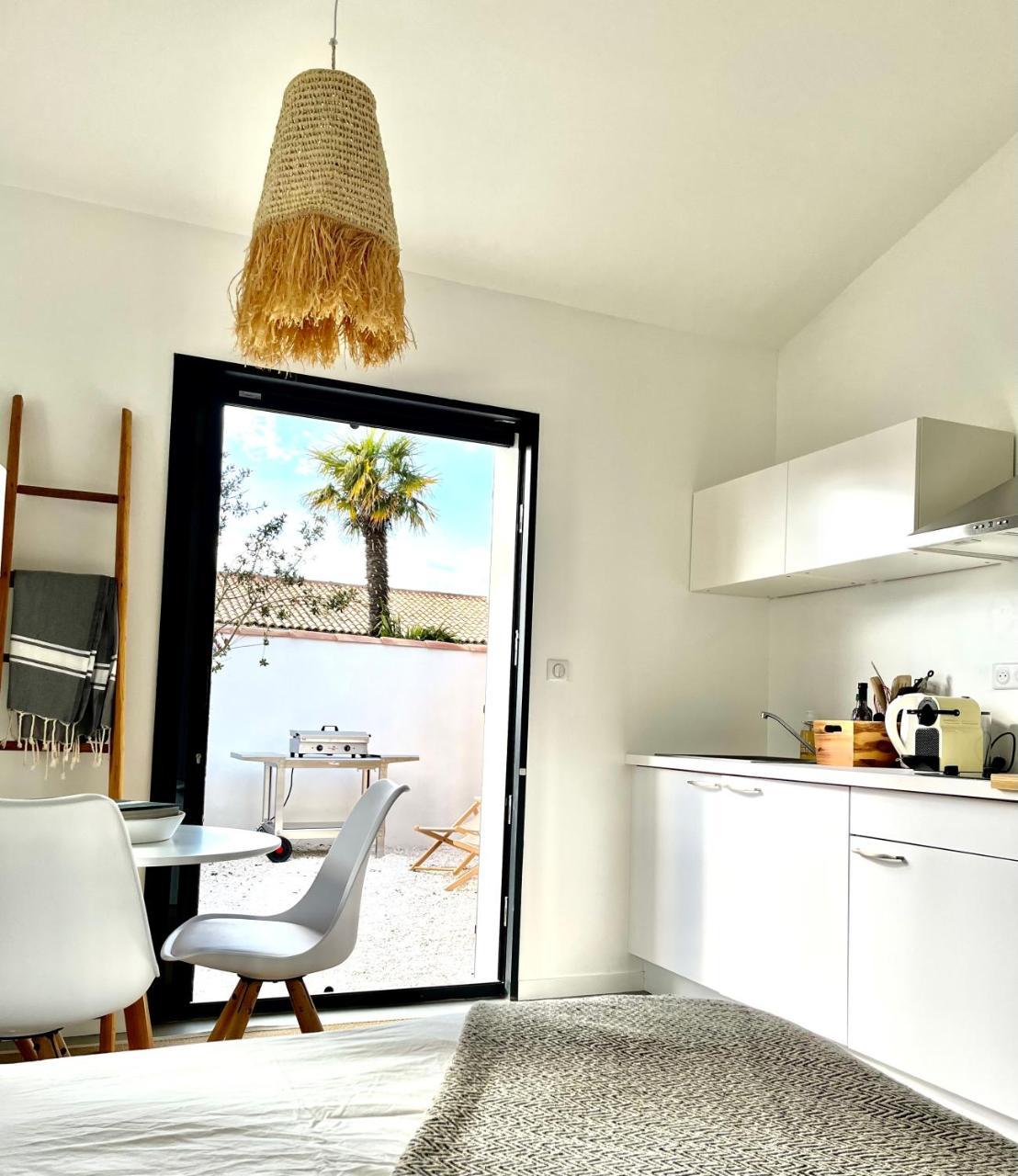 Maisonnette a Proximite Plage Et Port de St Martin — hotel in Saint-Martin-De-Re