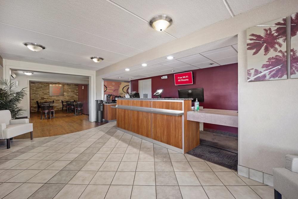 Red Roof Inn Greensboro Airport - photo 4