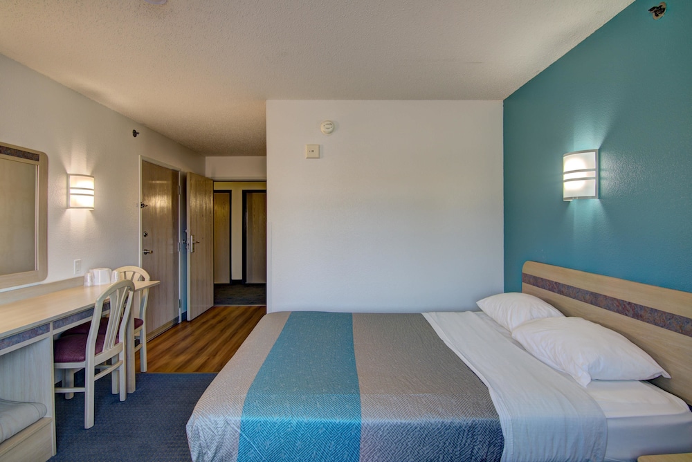 Econo Lodge Menomonie - photo 26