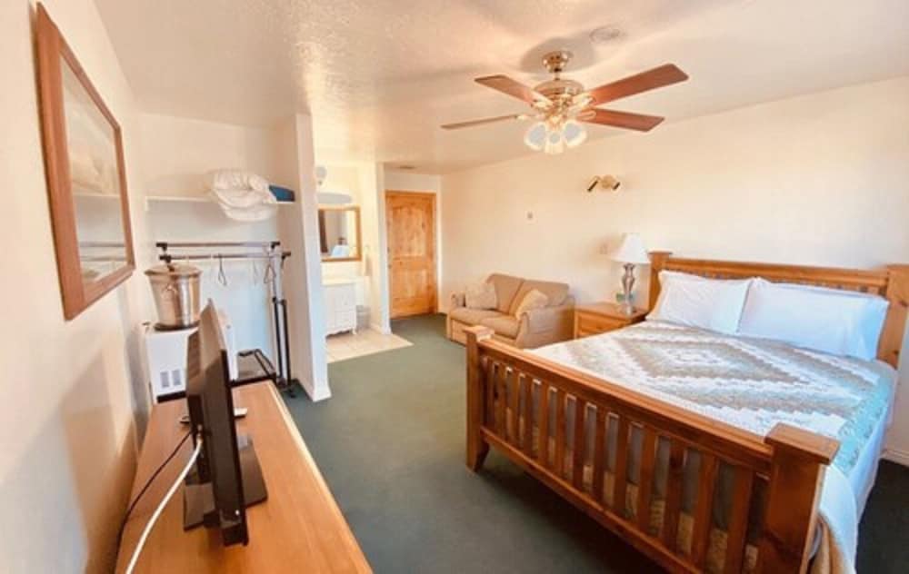 The Snuggle Inn - photo 24