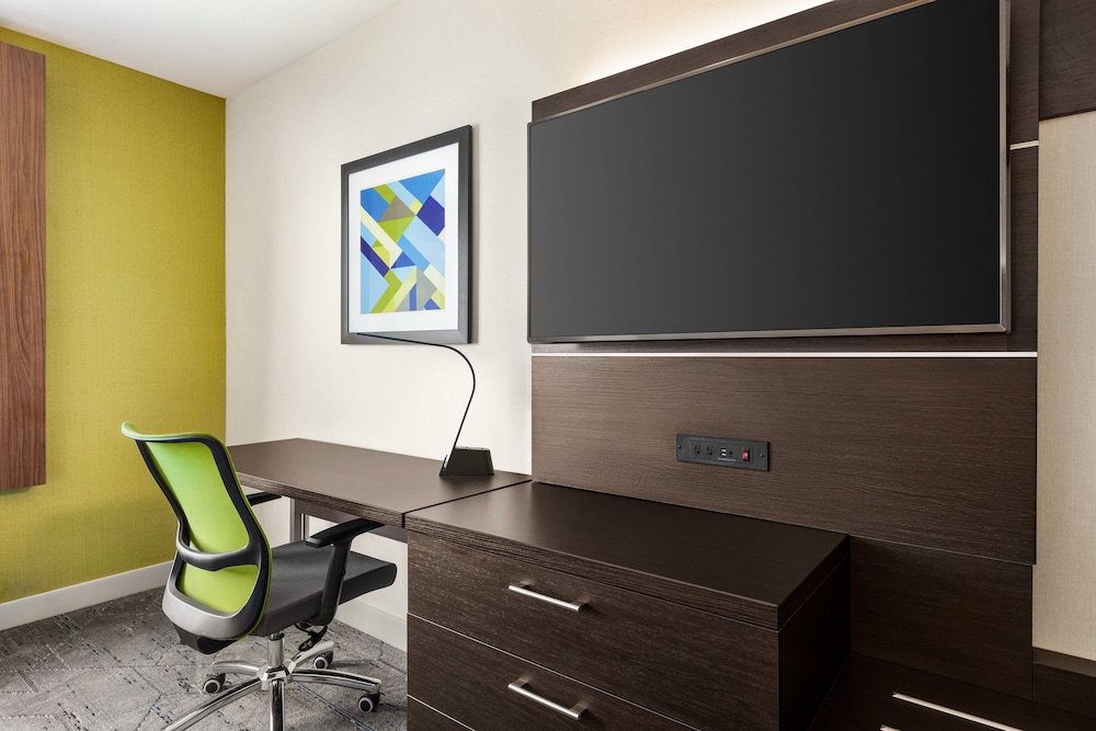 Holiday Inn Express & Suites Redding by IHG - photo 9