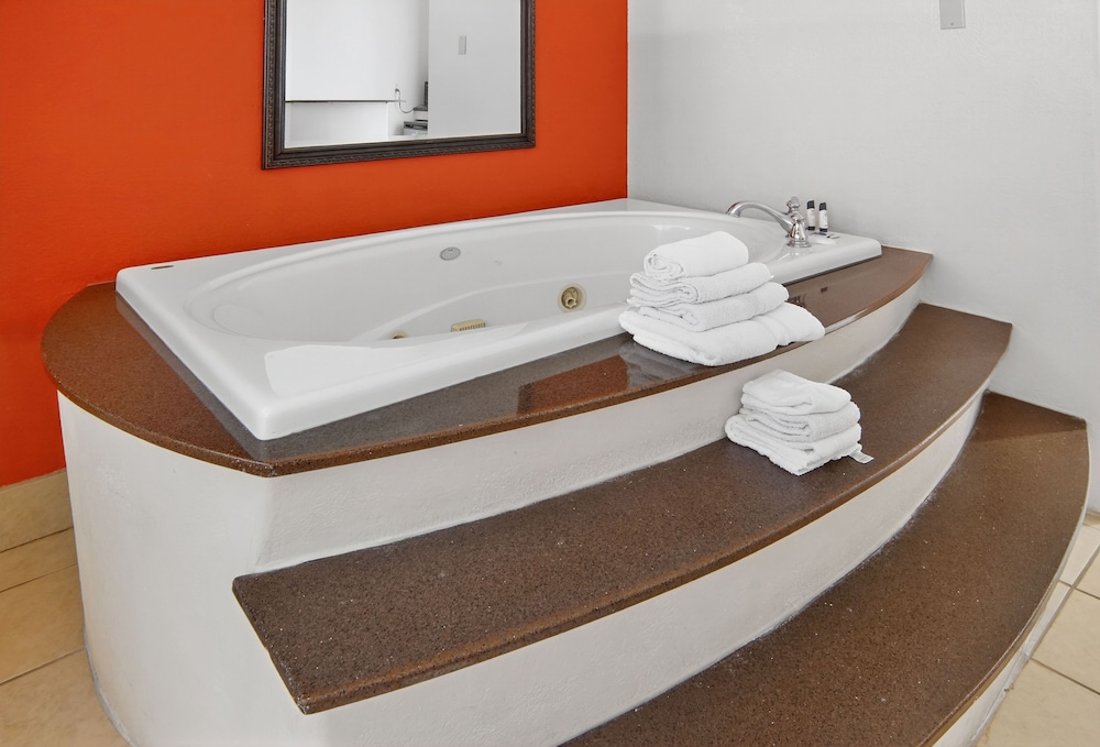 Robinson Inn and Suites - photo 19