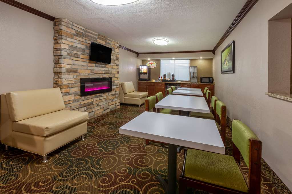 Super 8 by Wyndham Roseville Detroit Area - photo 38