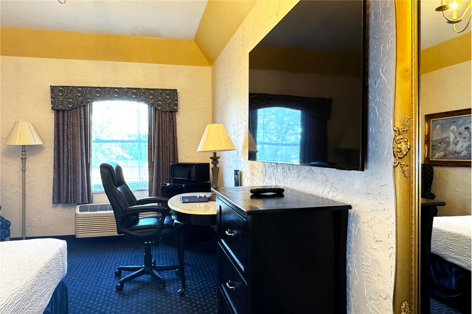 Chateau Hotel and Conference Center - photo 11