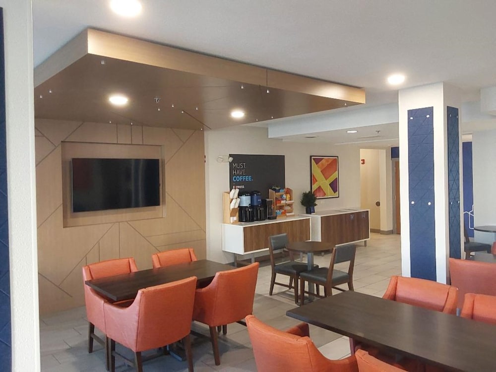 Holiday Inn Express & Suites Antigo by IHG - photo 41