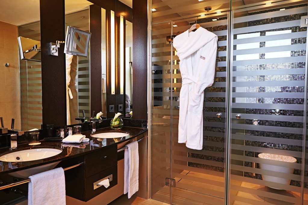 Steigenberger Graf Zeppelin, Stuttgart, Germany - Superior Suite bathroom