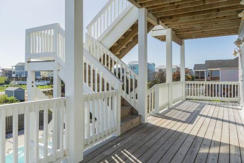 Kiki Hut by Oak Island Accommodations - photo 3