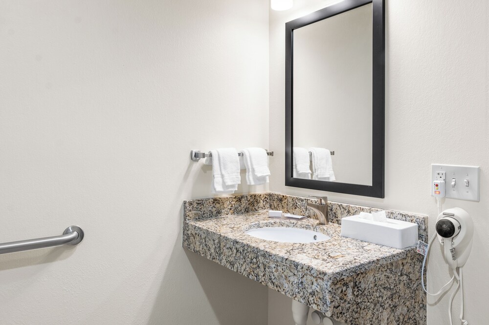 Cobblestone Hotel & Suites Denmark Green Bay - photo 17