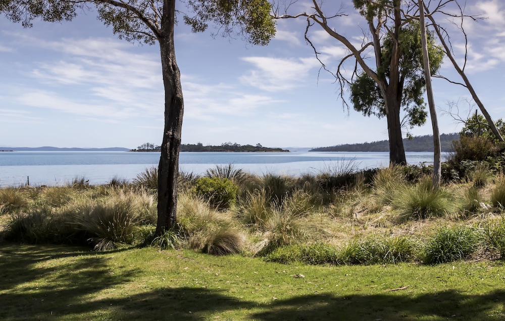 Abs by the Bay — 4-Star Luxury Hotel in Carlton, Australia