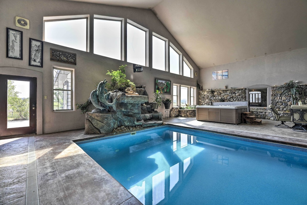 Flawless Durango Home with Theater and Pool Table — 4-Star Luxury Hotel in Durango, United States