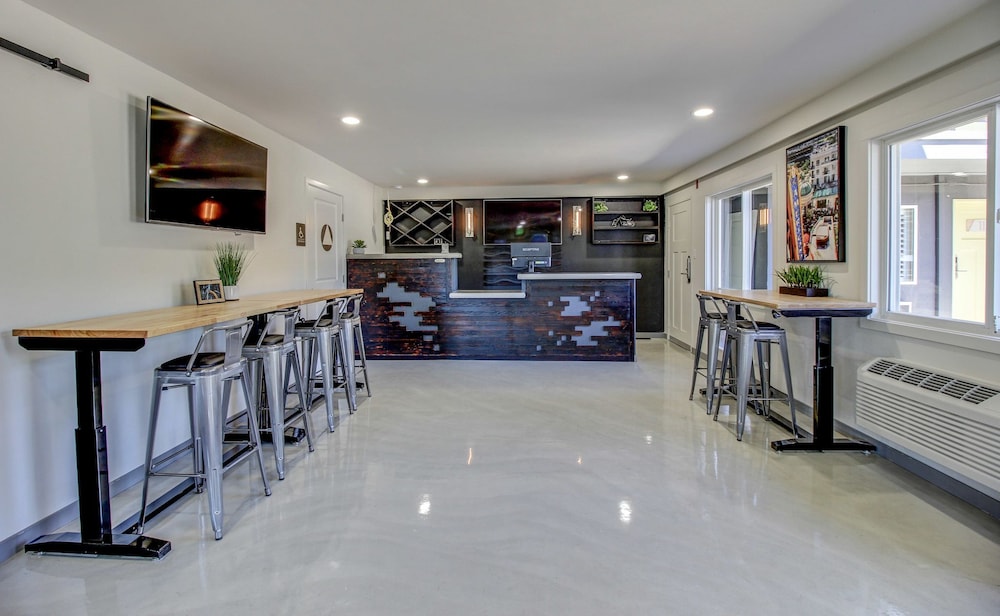 Americana Modern Hotel - photo 39
