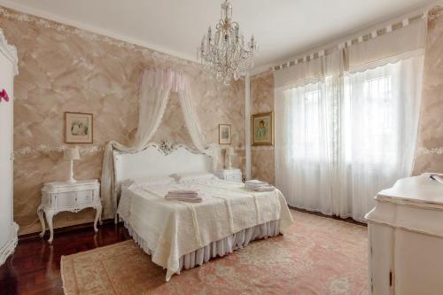 Le Bouganville Apartment — 4-Star Luxury Hotel in Desenzano Del Garda, Italy