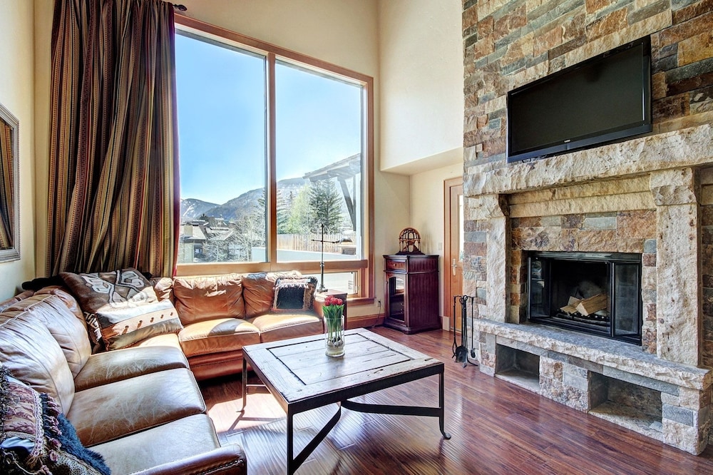 2 BR Condo at The Lodge at Vail View of Gore Range by RedAwning Save 20 on 7 Nights — 4-Star Luxury Hotel in Vail, United States