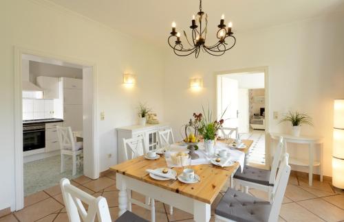 Ferienhaus für 8 Personen mit Kamin & Terrasse in Ostseebad Boltenhagen, Germany