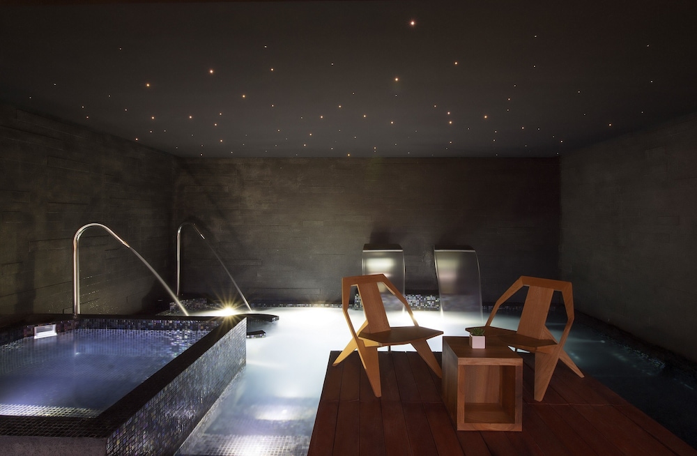 Indoor spa tub