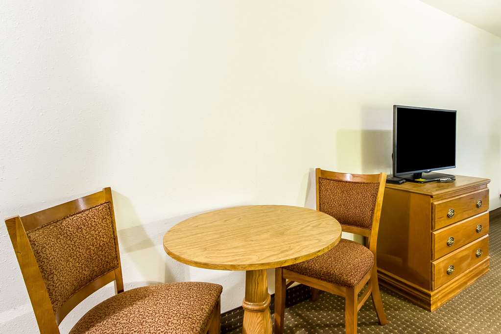 Econo Lodge Inn & Suites Pekin Peoria Area - photo 14