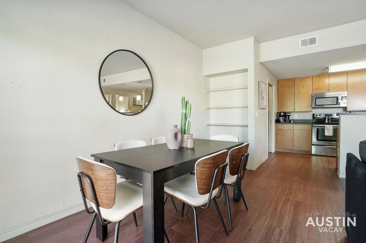 Dual Urban Oasis 8BR in Vibrant North Loop Hub — 4-Star Luxury Hotel in Austin, United States