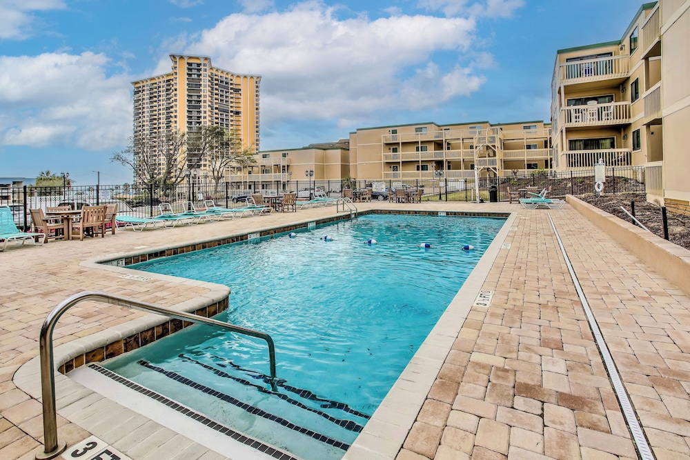 Walk to Beach and Pier Myrtle Beach Getaway with Deck — 4-Star Luxury Hotel in Myrtle Beach, United States