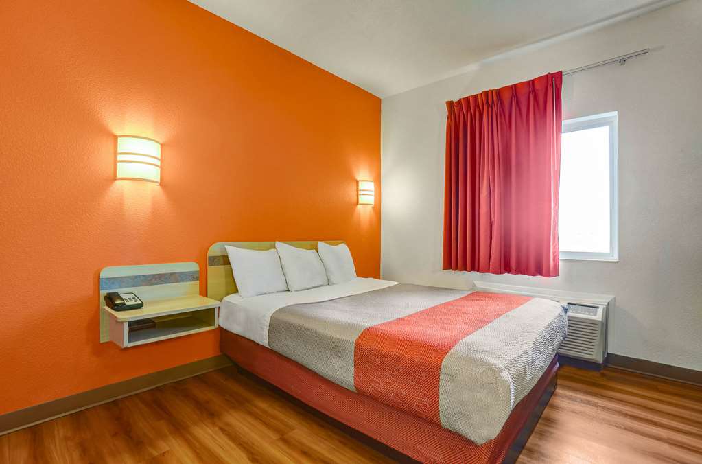 Howard Johnson by Wyndham Lemoore - photo 10