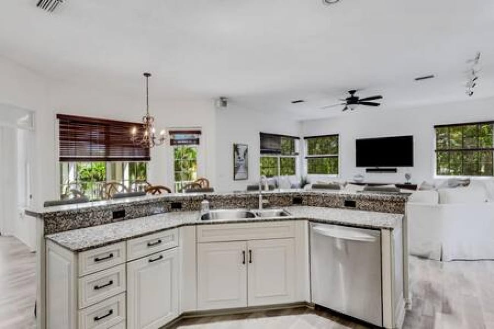 Siesta Key Marvel Pool SPA Deeded Beach Access - photo 11