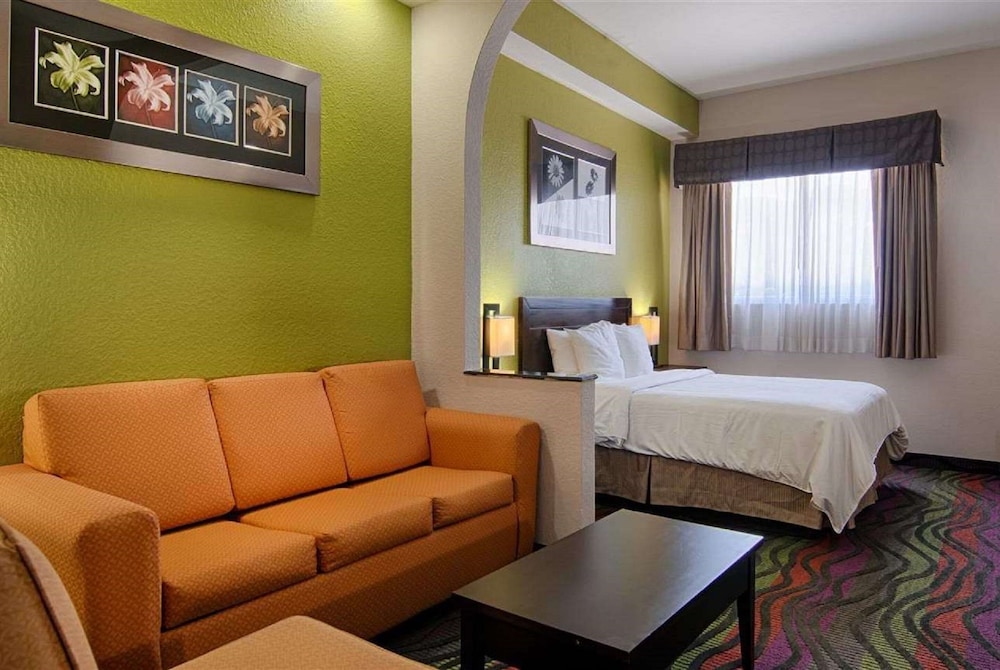 Days Inn & Suites by Wyndham Bonita Springs North Naples - photo 5