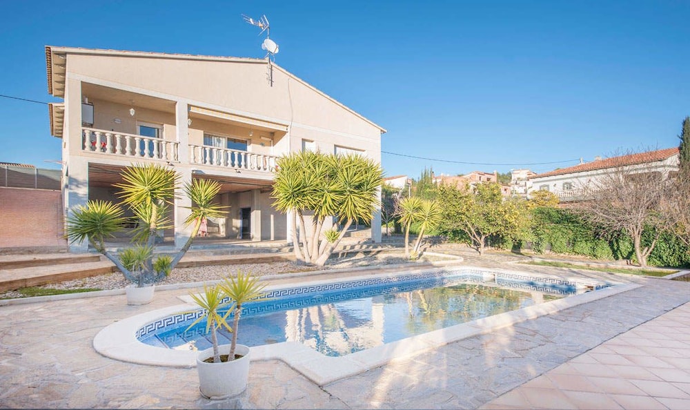 Casa Lliri — 4-Star Luxury Hotel in Calafell, Spain