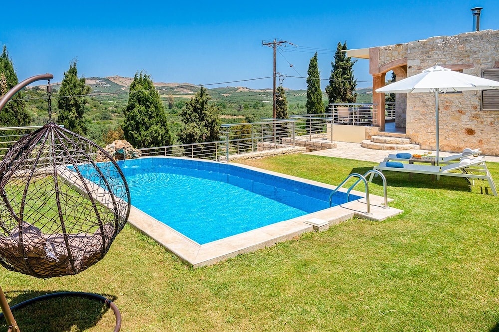 Stefania Villa Ena in Roumeli — 4-Star Luxury Hotel in Irakleion, Greece