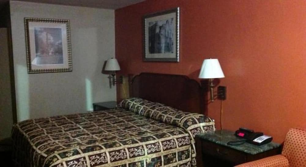 Deluxe Inn Airport - photo 8