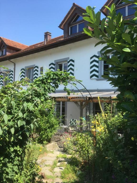 Bodensee Moosburg Biohof Am See — hotel in Guttingen