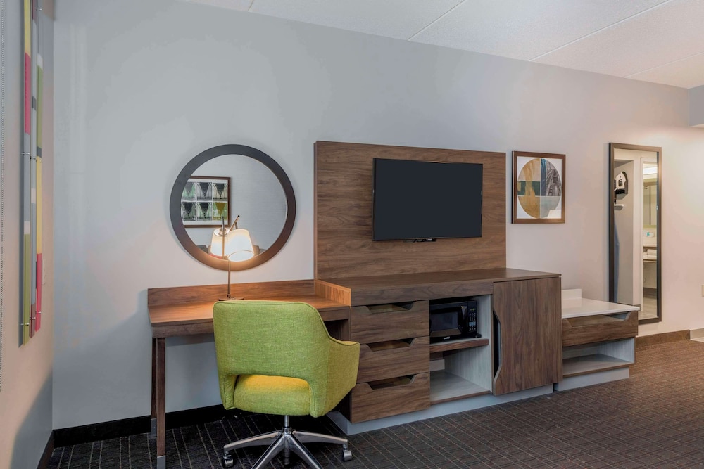 Hampton Inn & Suites Burlington NC - photo 12