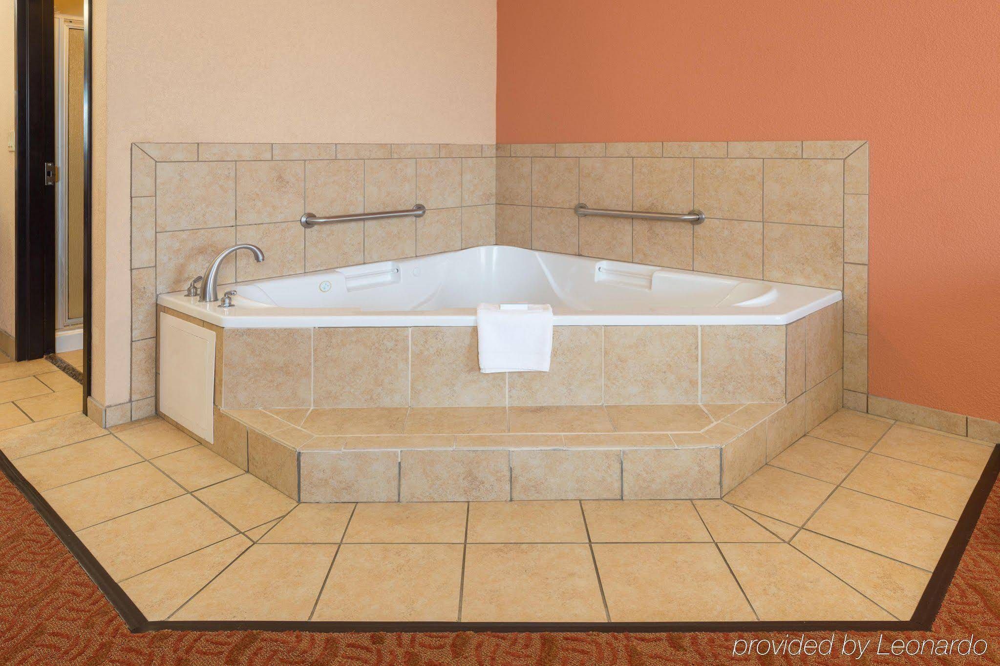 Durant Inn & Suites - photo 20