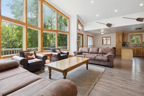 10 Bedroom Executive Chalet w Hot Tub — 4-Star Luxury Hotel in Collingwood, Canada