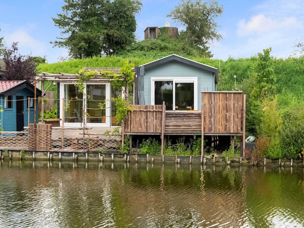 Idyllic Waterfront Vacation Home 15651914 — Dinteloord