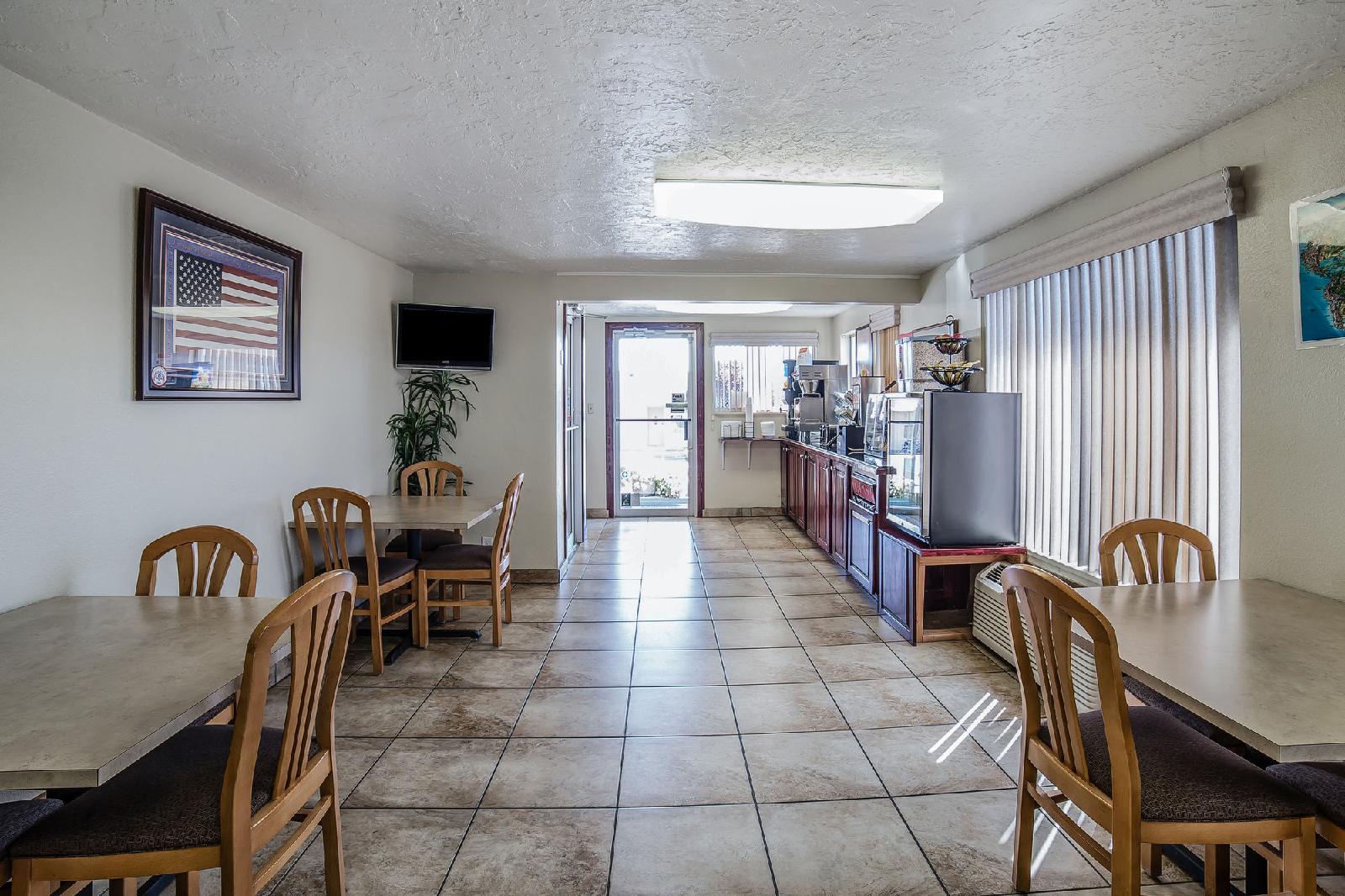 Econo Lodge Downtown - photo 18