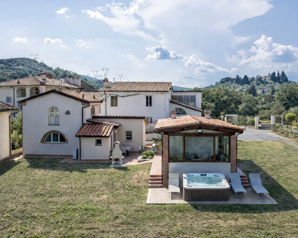 Villacolle 1 Poggio a Caiano — 4-Star Luxury Hotel in Poggio A Caiano, Italy