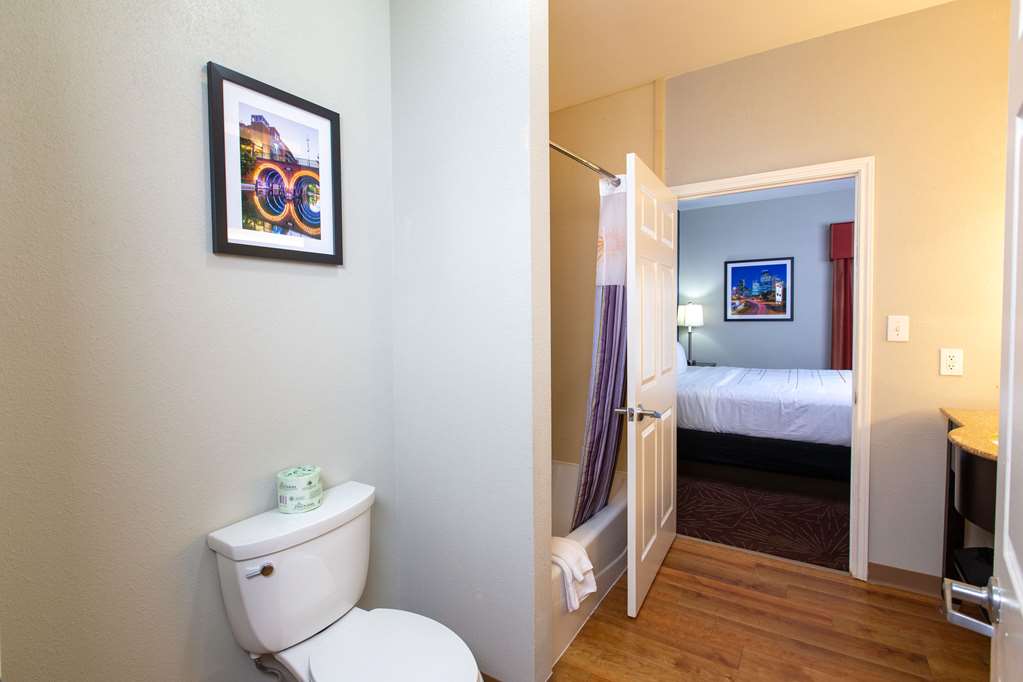 La Quinta Inn & Suites by Wyndham Houston East at Normandy - photo 42