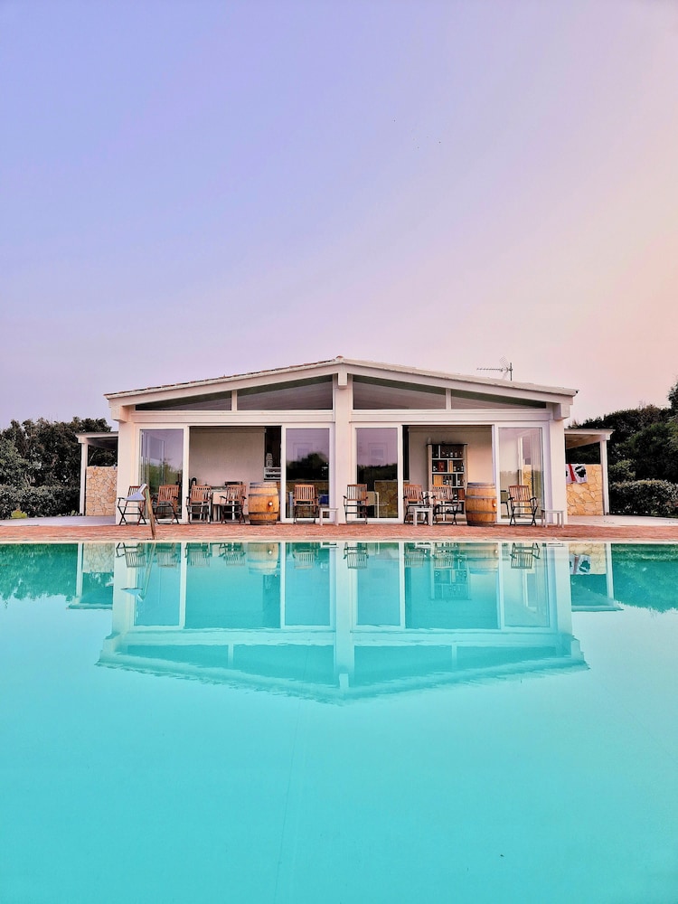 Hotel With Swimming Pool Near Stintino — Stintino