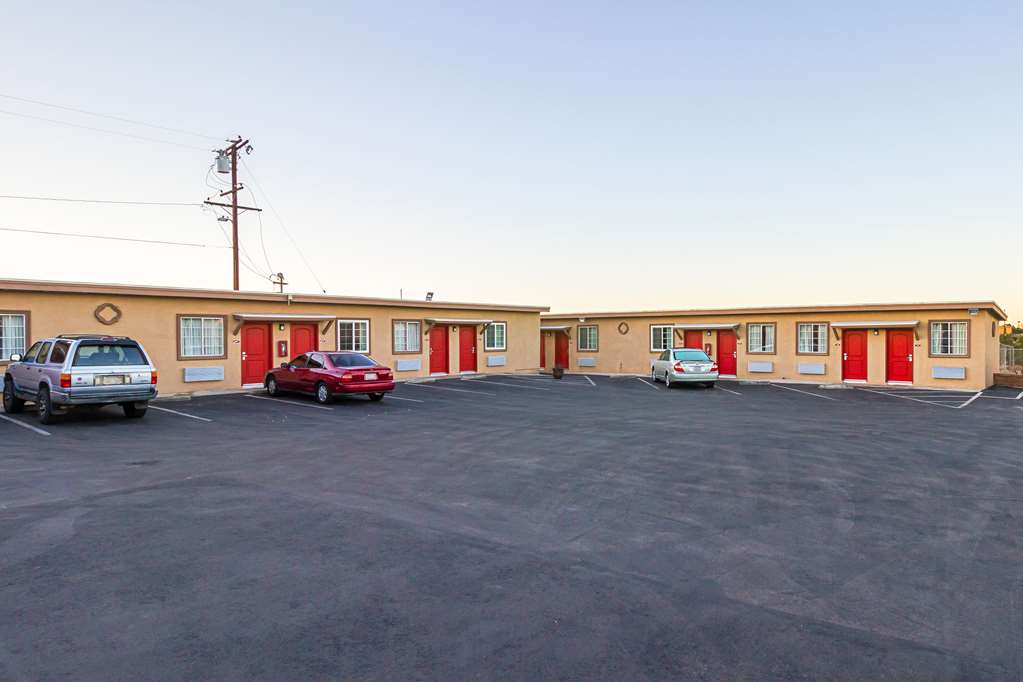 Motel 6 on Maple - photo 2