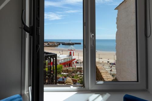 Lighthouse View Amazing sea and beach view Free Sky TV including Sports and Movies Fast WIFI Free Private Parking — 4-Star Luxury Hotel in Scarborough, United Kingdom